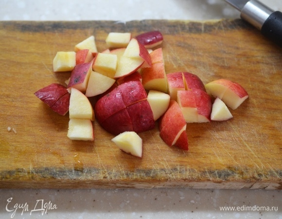 Яблоко нарежьте кубиком.