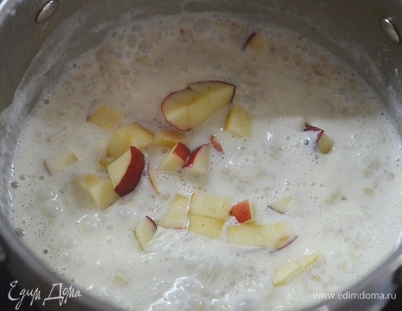 Добавьте кусочки яблока.