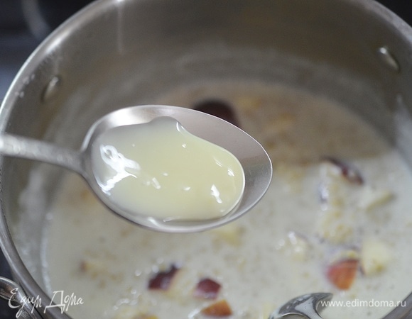 Добавьте сгущенку и снимите с огня.