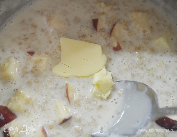 В готовую кашу добавьте масло.
