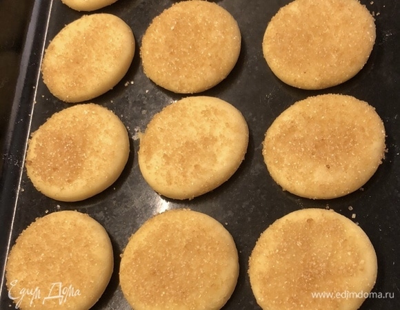 Через 2–3 часа тесто увеличится в объеме. Достаем его из холодильника, раскатываем в пласт толщиной 2–3 мм и формочкой вырезаем заготовки для печенья. Заготовки обмакиваем в сахар (я взяла тростниковый) и выкладываем на противень на небольшом расстоянии друг от друга.