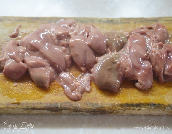 Печень промойте, нарежьте на средние кусочки.