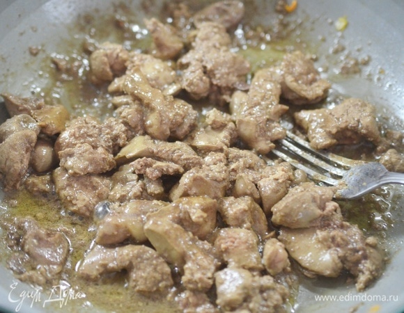 На сковороде разогрейте масло, добавьте печень и обжаривайте до готовности, около 10 минут, помешивая.