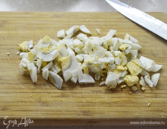 Яйца отварите вкрутую, почистите, измельчите.