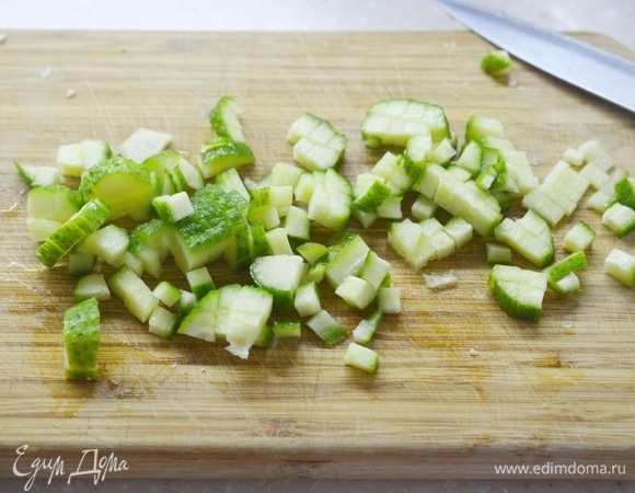 Огурцы вымойте, мелко нарежьте.