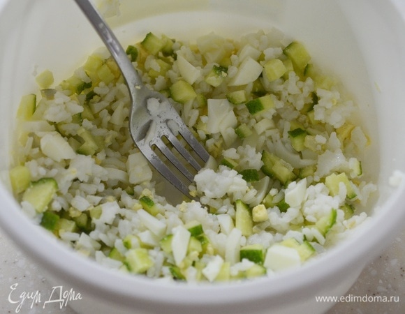 Смешайте рис, яйца и огурцы.