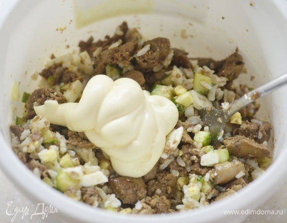 Заправьте майонезом.