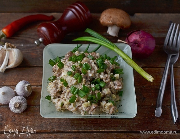 Посыпьте зеленым луком и сразу подавайте к столу.