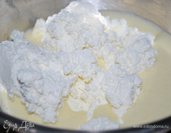 В большой миске взбейте сахар с яйцом с помощью миксера до пышного состояния. Добавьте творог, соль и ванильный сахар.