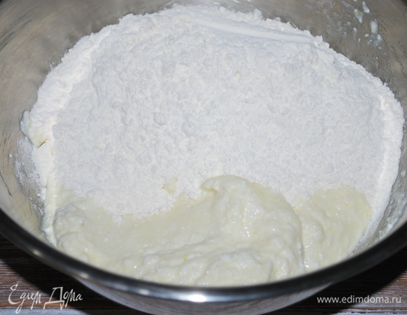 Муку перемешайте с разрыхлителем, добавьте в творожно-яичную смесь. Замесите руками тесто.