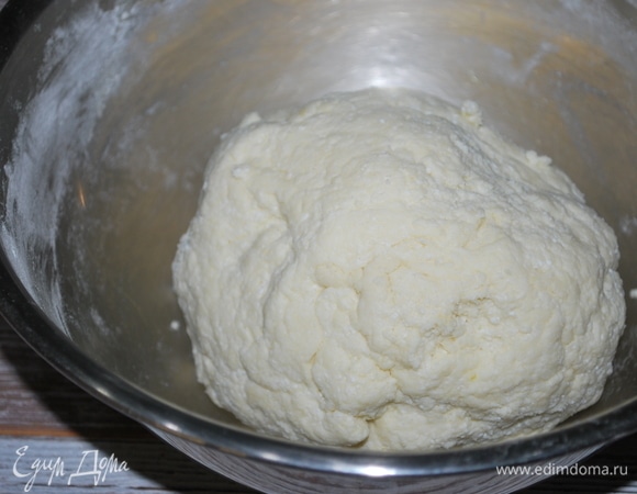 Тесто получается мягким, немного липнет к рукам.