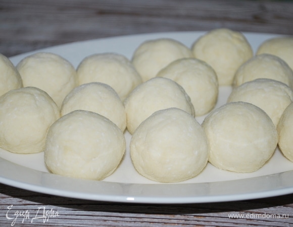 Руки намочите водой, сформируйте шарики из теста. Каждый шарик обваляйте в рисовой муке, за счет этого корочка будет хрустящей.