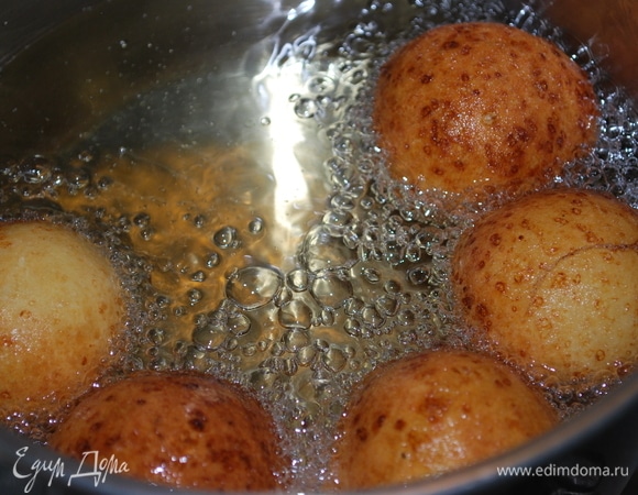 В сотейнике нагрейте растительное масло, обжарьте пончики до золотистого цвета. Кладите в сотейник по 4–5 заготовок, они очень хорошо увеличиваются в размере.