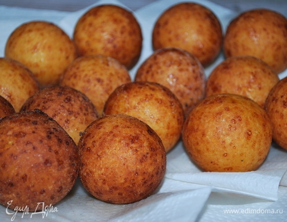 Обжаренные пончики выкладывайте на бумажное полотенце.