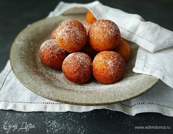 Посыпьте пончики сахарной пудрой, подавайте к столу.