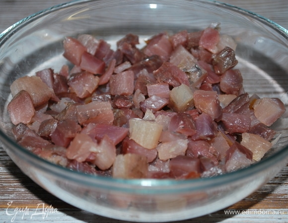 Филе копченой рыбы нарежьте на мелкие кубики, удалите косточки.