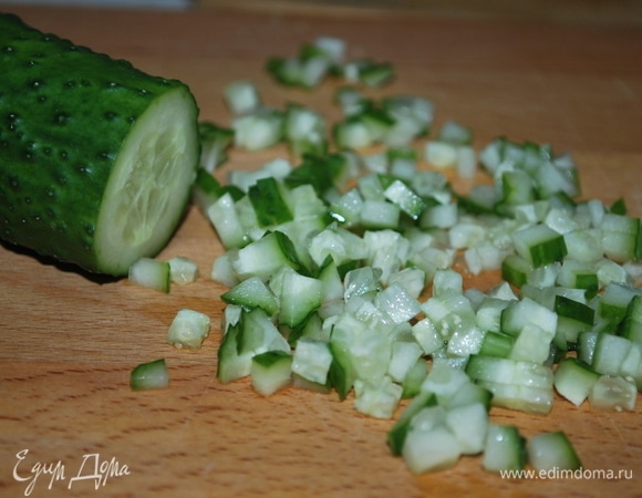 Огурцы нарежьте на такие же мелкие кубики, как и рыбу.