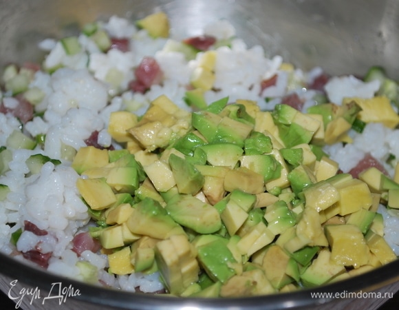 Добавьте авокадо, перемешайте.