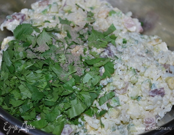 Зелень кинзы вымойте и мелко порубите, добавьте свежемолотый черный перец. Заправьте салат майонезом, перемешайте.