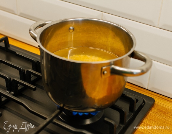 Положить в кастрюлю, залить 1 л воды и довести до кипения, появится пенка. Варить на медленном огне 3 минуты и слить воду. Повторить то же самое еще раз.