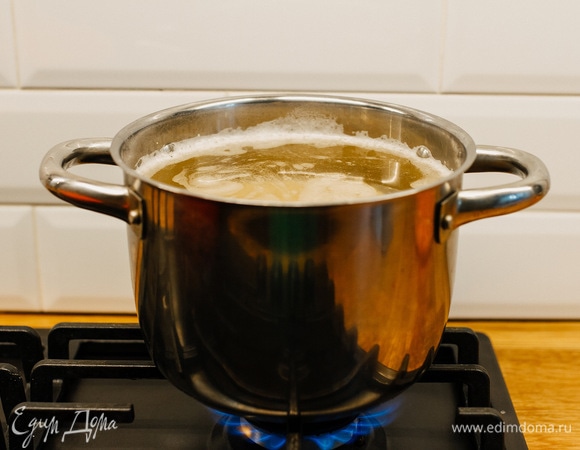 Теперь нужно залить горох 2 л воды, довести до кипения и снять пенку.