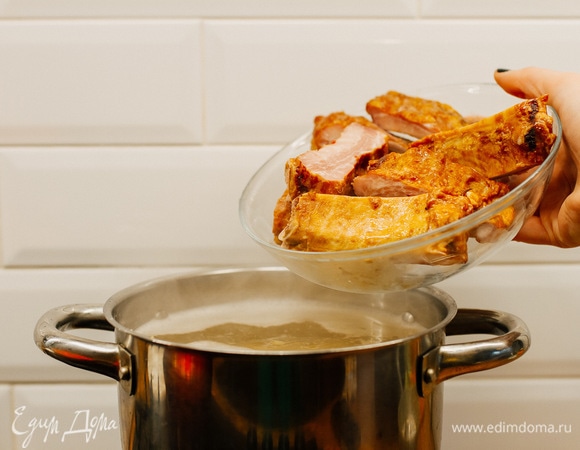 Добавить копченое мясо, накрыть крышкой и варить 30–40 минут на медленном огне.