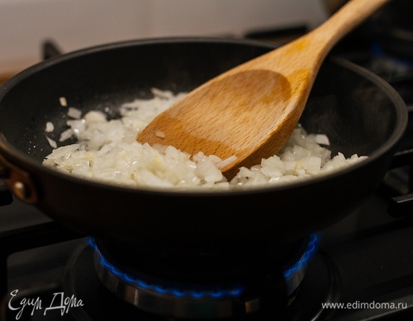Лук мелко нарезать и обжарить на растительном масле.