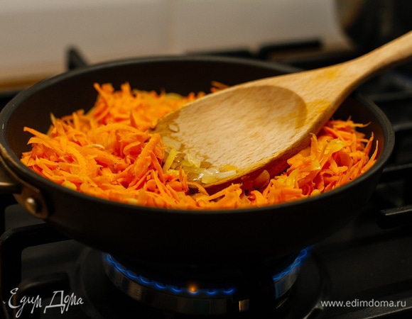 Добавить натертую на крупной терке морковь и обжаривать еще 2 минуты.