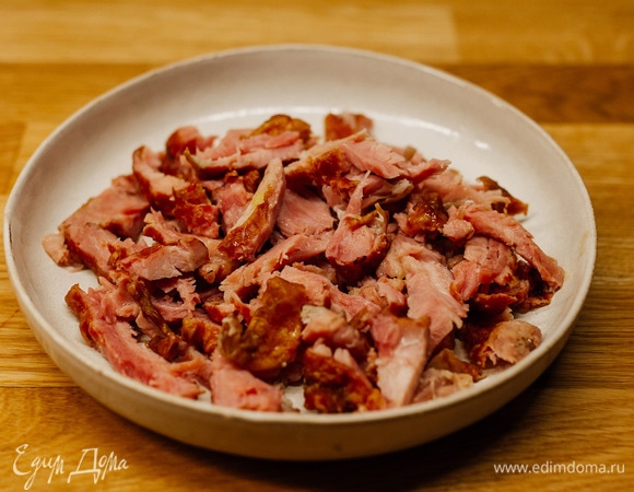 Из супа убрать мясо, удалить кости и нарезать кусочками.