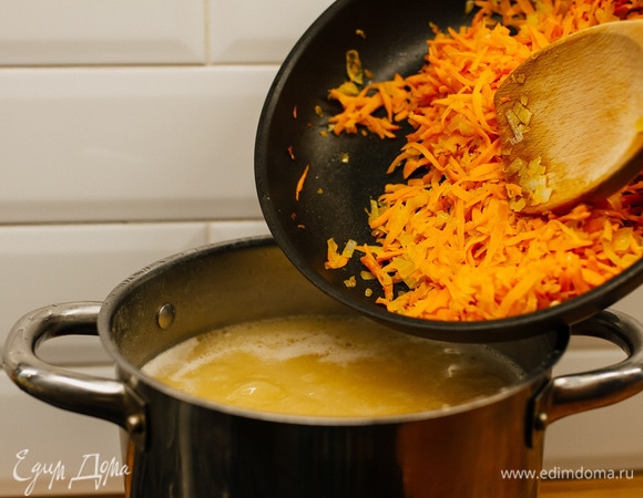 Добавить к бульону лук и морковь.