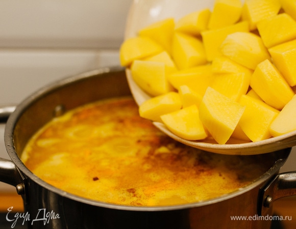 Далее — картофель, нарезанный средними кусочками.