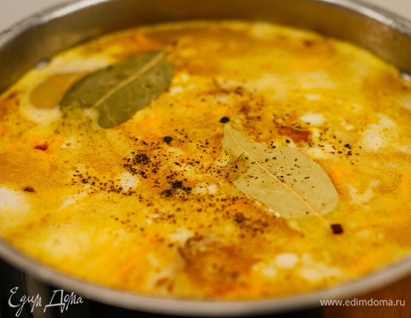 Посолить, поперчить по вкусу. Добавить лавровый лист и черный перец горошком. Варить до готовности картофеля.