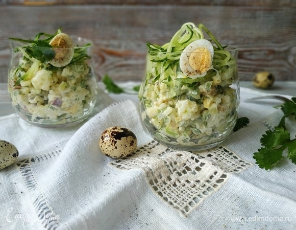 Салат подавайте порционно, украсьте перепелиными яйцами, зеленью и тонкими лентами из свежих огурцов. Приятного аппетита.