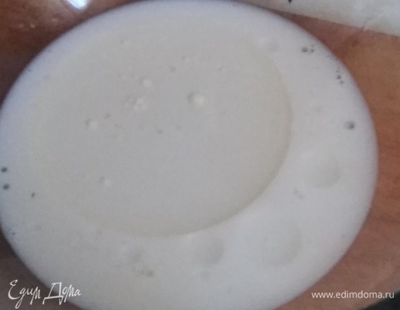 В молоко добавить соль и растительное масло.
