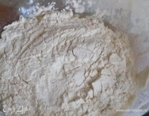 Всыпать муку.