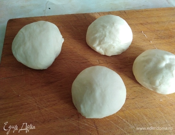 Разделить тесто на 4 равные части.
