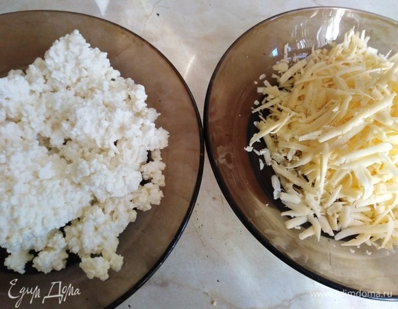 Подготовить начинку. Сыр натереть на крупной терке, творог смешать с сахаром.