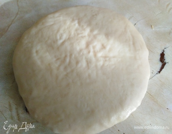 Перевернуть и раскатать скалкой, чтобы начинка распределилась равномерно.