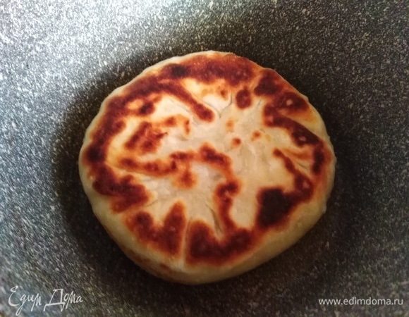 Жарить с обеих сторон примерно по 2–3 минуты на среднем огне.