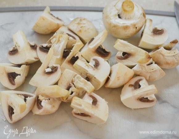 Нарежьте произвольно, но не мелко, чтобы чувствовалась фактура гриба. Я разрезала вдоль на 4 части. Мелкие грибы можно оставить целыми.