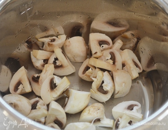 Выложите грибы в чашу мультиварки.