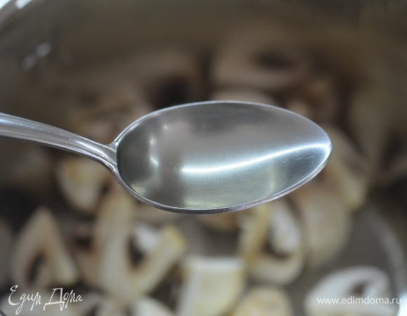 Добавьте соль, растительное масло. Воду не добавляйте — грибы сами выделят жидкость и отлично потушатся.