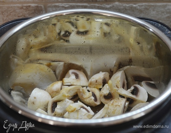 Вставьте чашу в мультиварку. Готовьте на режиме «Тушение» 10 минут. Шампиньоны можно есть даже сырыми, поэтому 10 минут будет вполне достаточно.