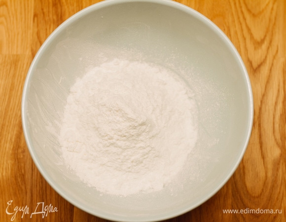 Просеять в чашу сахарную пудру.