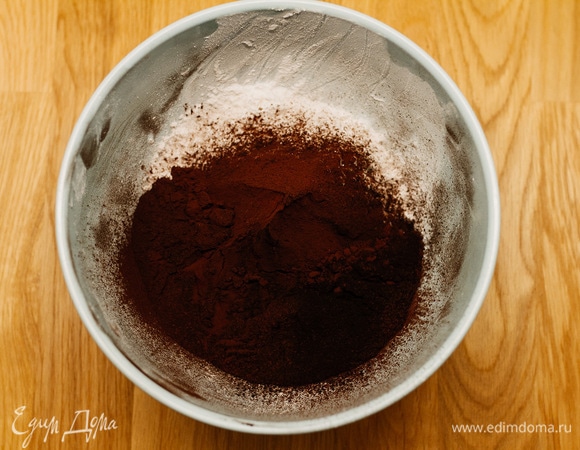 Затем — какао. Я соединила 2 вида алкализованного какао для более темного цвета.