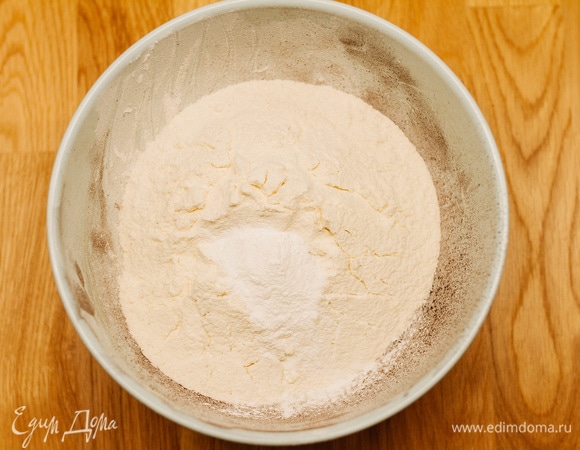 Всыпать смешанную с разрыхлителем и солью муку.
