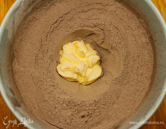 Масло комнатной температуры добавить к сухим ингредиентам, размять вилкой до мелкой крошки.