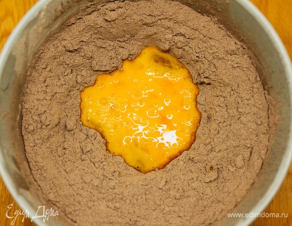 Яйца немного взбить вилкой в отдельной емкости и влить к тесту. Добавить ванильный экстракт. Перемешать до объединения ингредиентов.