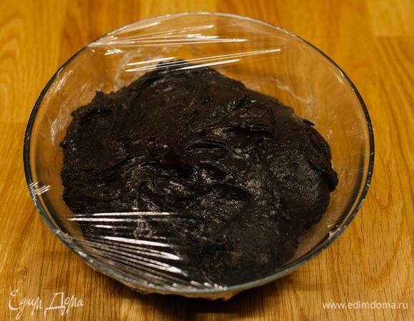 Накрыть тесто пищевой пленкой и убрать в холодильник на 60–90 минут.