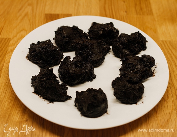 Взять ложкой охлажденную массу и скатать в шарик. У меня получилось 14 штук, каждый весом примерно 40 г.